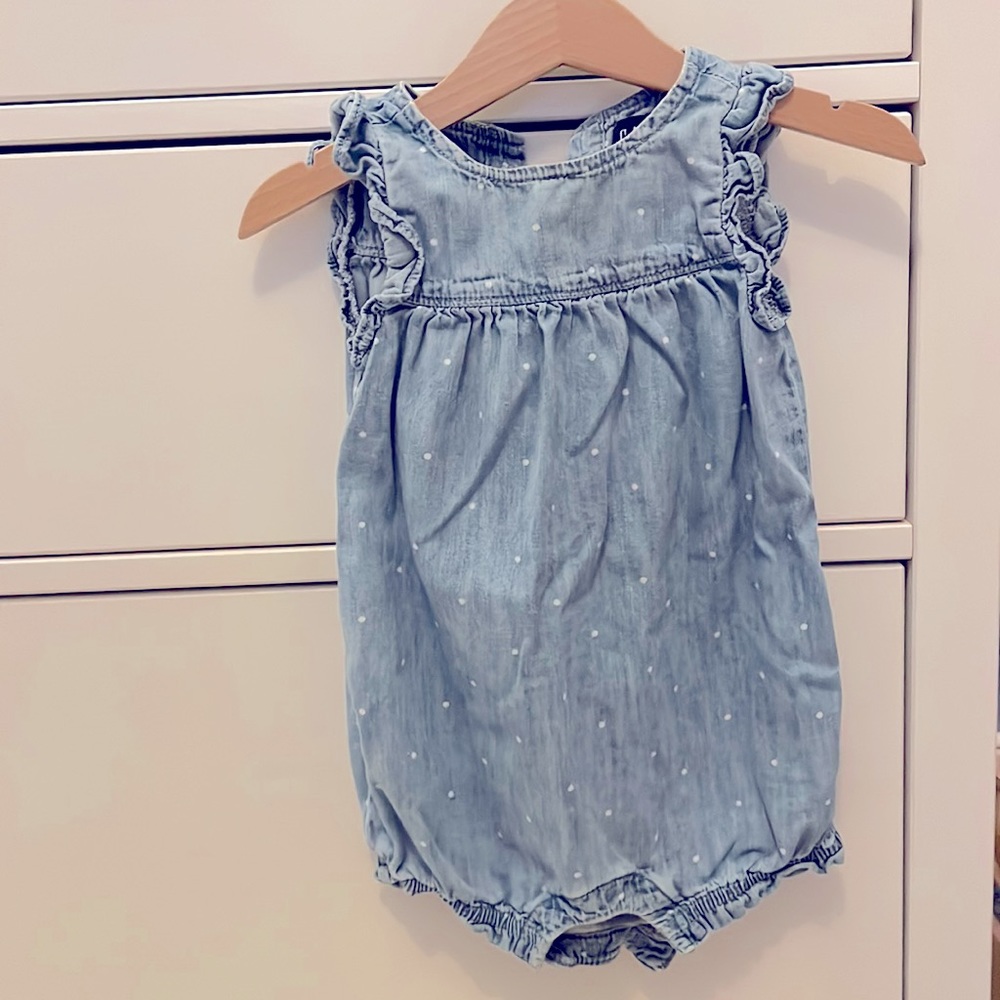 Baby girls Gap chambray romper, short sleeve, 6-12mo